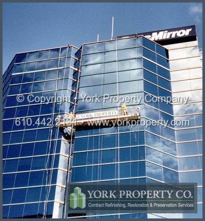 Washing old and oxidized painted aluminum facade panels in Florida.